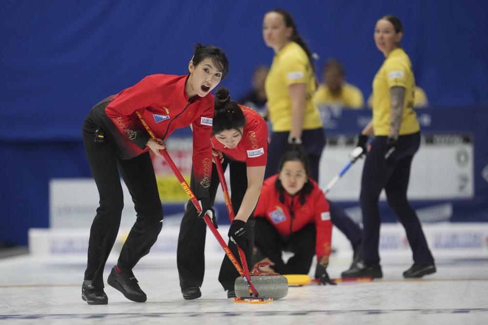 詹姆斯第15次中国行人气依旧爆棚，为上海交大球赛开球并与同学互动